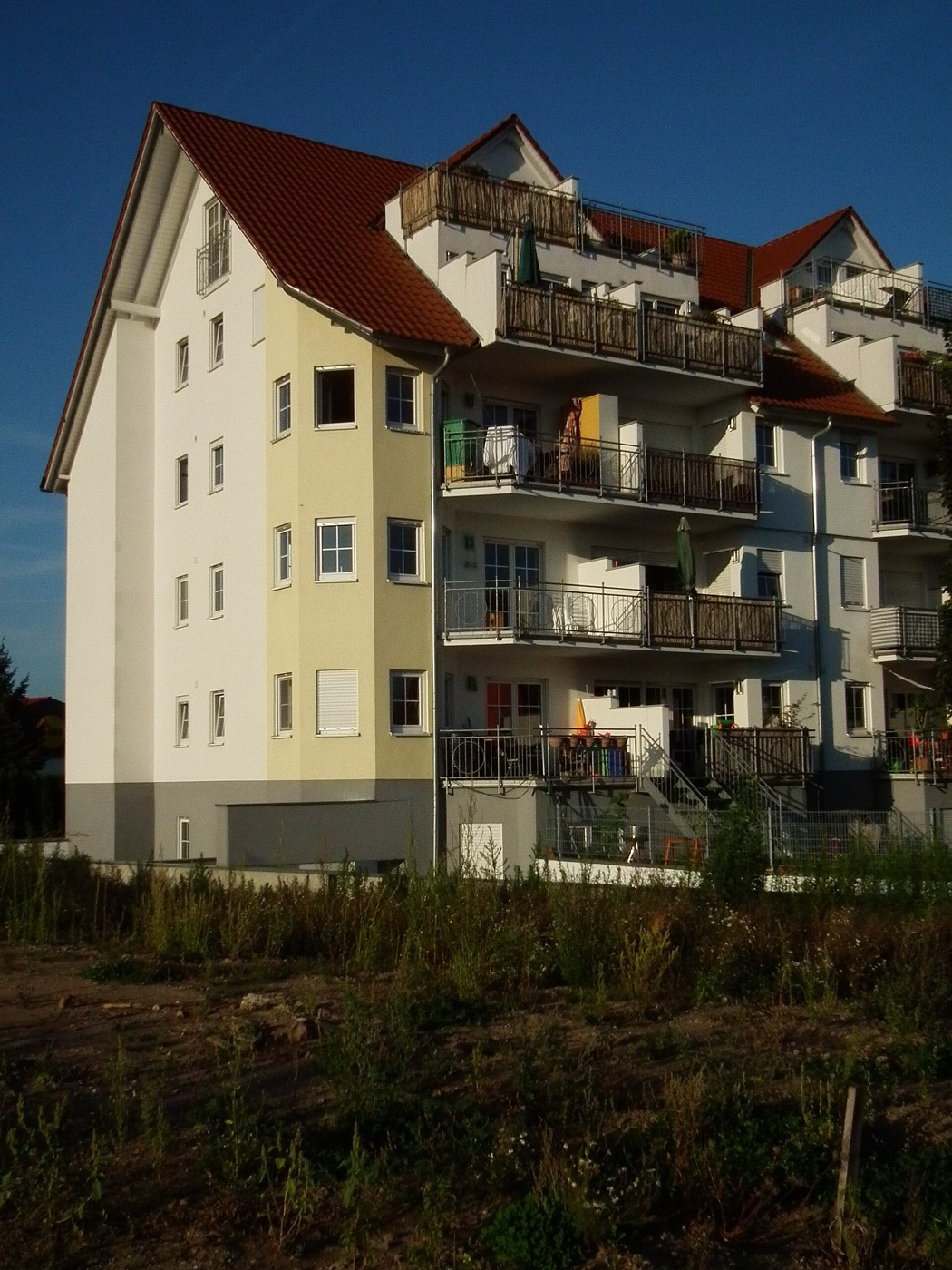 Wohngebäude mit gepflegtem Vorgarten als Sinnbild für gut verwaltete Betriebskosten