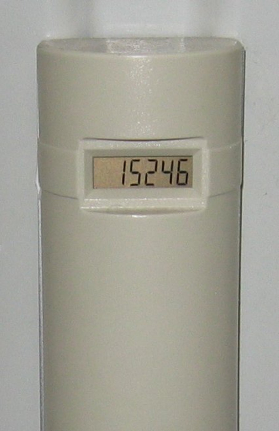 Heizkörper mit Thermostatventil und Heizkostenverteiler an der Wand einer Wohnung