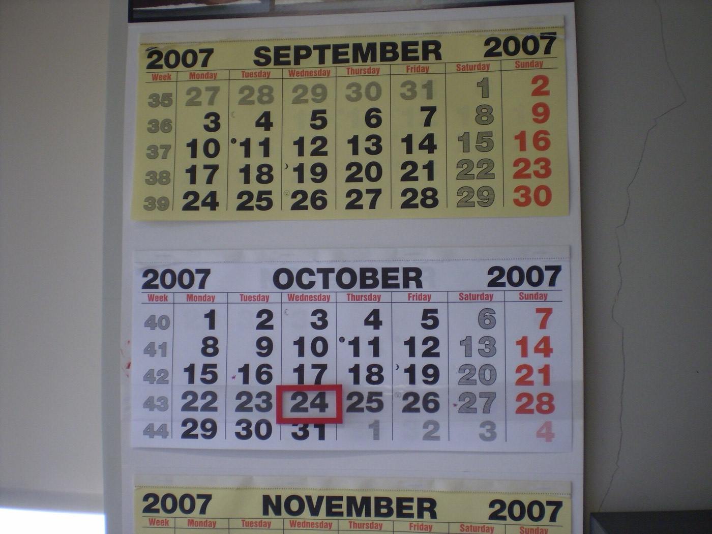Kalender und Briefumschlag mit Nebenkostenabrechnung als Symbol für die Abrechnungsfrist